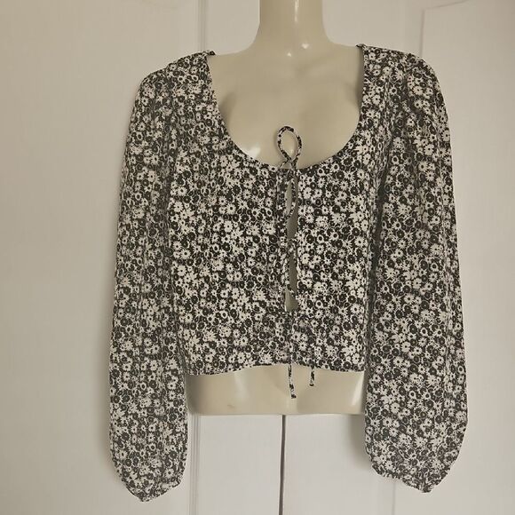 Levi's Black and White Smocked Crop Blouse - Picture 6 of 16